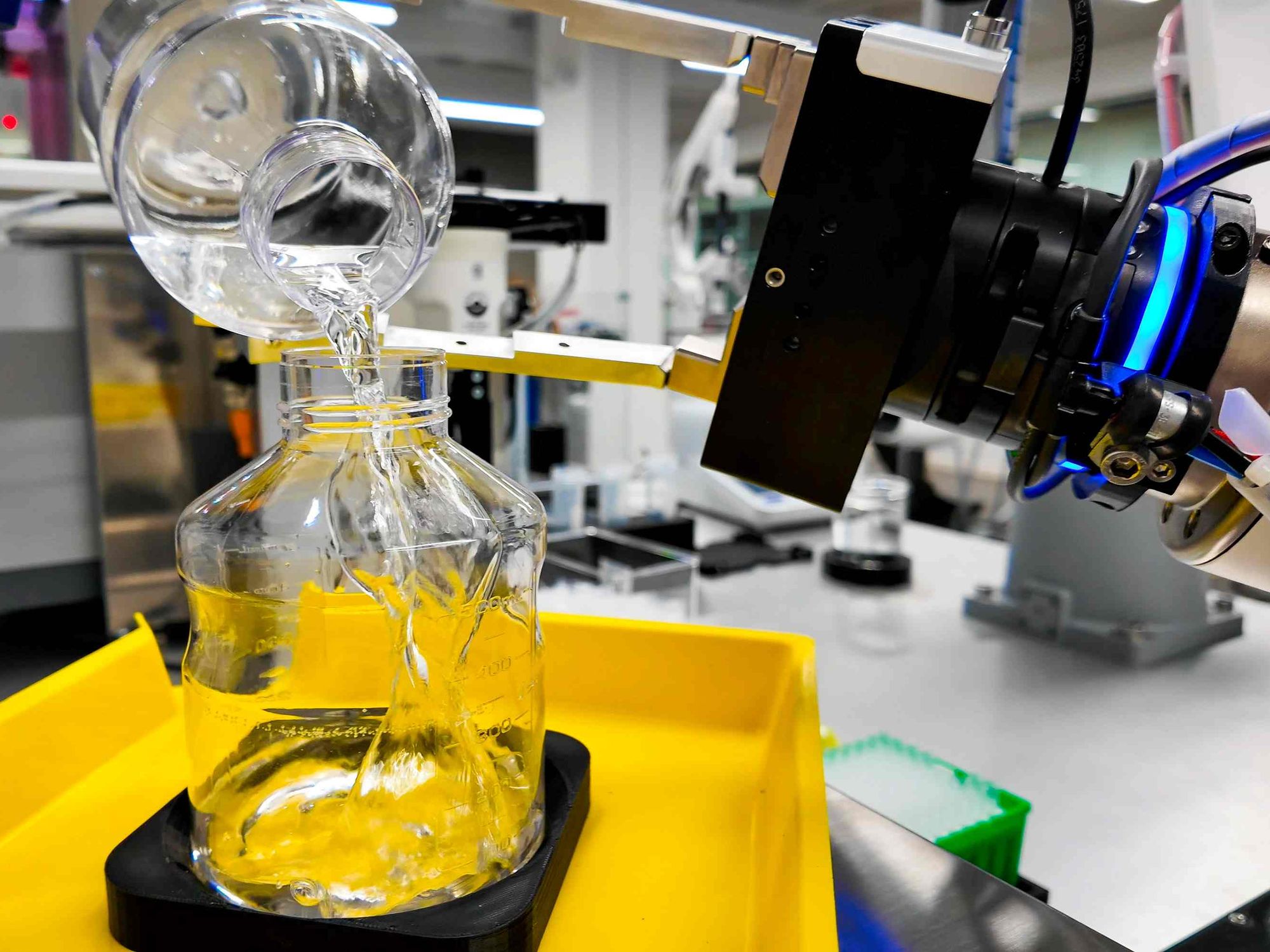 Robotergestützte Labortechnologie: ABB Robotics und Mettler Toledo kooperieren Robotergestützte Labortechnologie: ABB Robotics und Mettler Toledo kooperieren