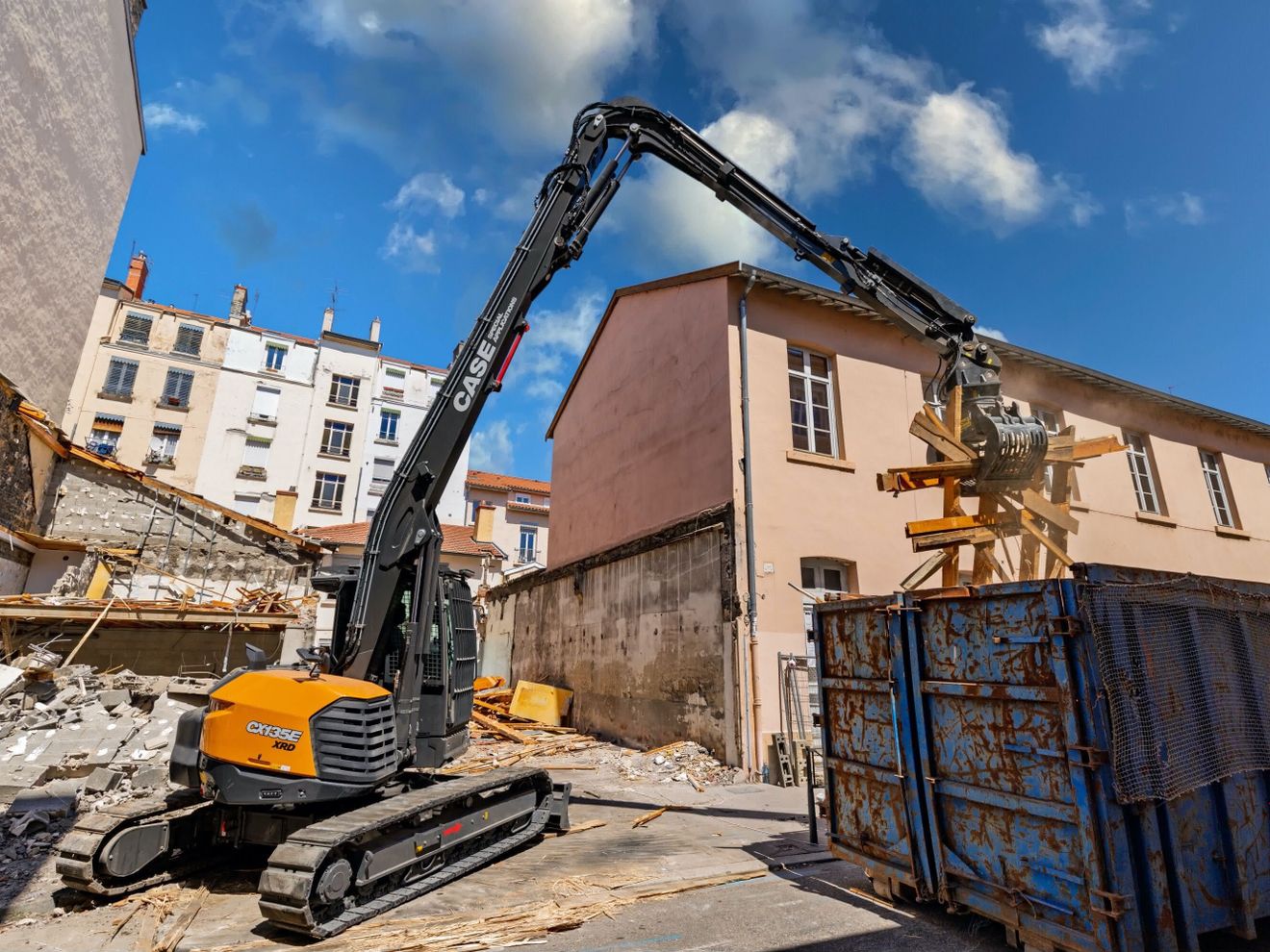 Neuer kompakter Abbruchbagger von Case Der neue Abbruchbagger von Case wie er mit einem Greifer Abbruchmaterial in einen Container legt