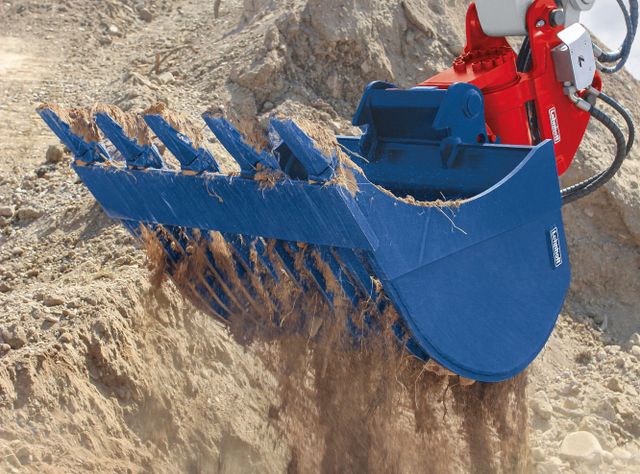 Ein blauer Lehnhoff-Sortierlöffel mit Sand beladen