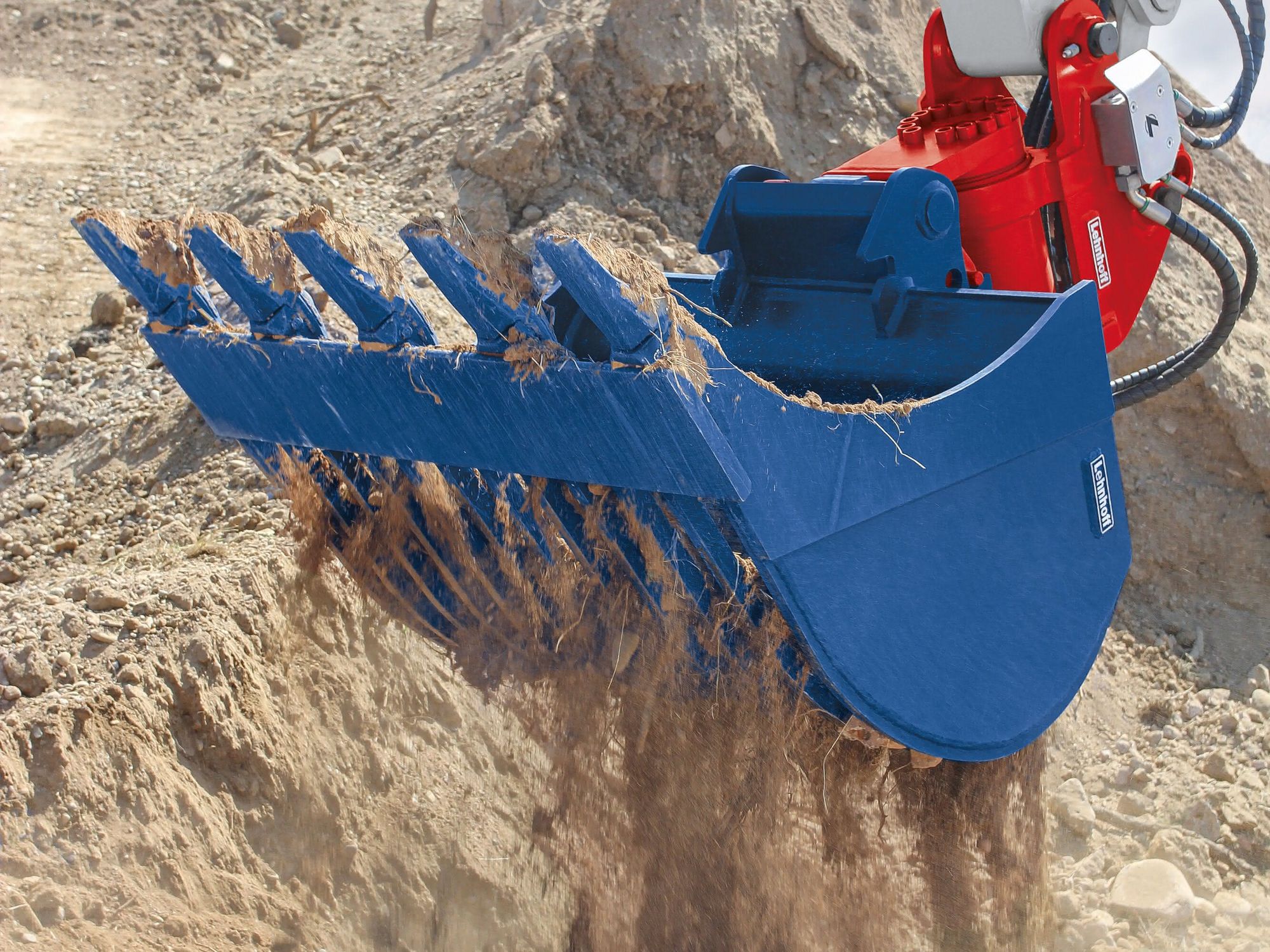 Ein blauer Lehnhoff-Sortierlöffel mit Sand beladen