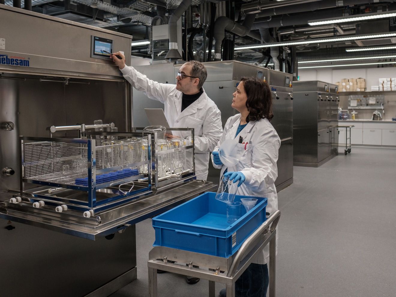 Stromsparen im Labor an der Universität Basel Dario Dörig und Elisabete Leite dos Reis in der zentralen Medien- und Waschküche des Biozentrums