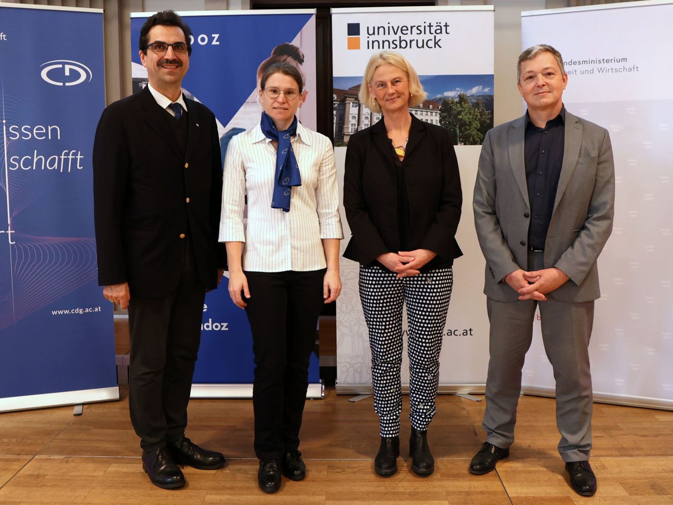 Christian Doppler Labor: Uni Innsbruck und Sandoz forschen gemeinsam Martin Gerzabek (Präsident Christian Doppler Forschungsgesellschaft), Doris Braun (Leiterin des CD-Labors), Veronika Sexl (Rektorin der Universität Innsbruck) und Markus Becker (Head Strategic Sourcing, Sandoz GmbH)