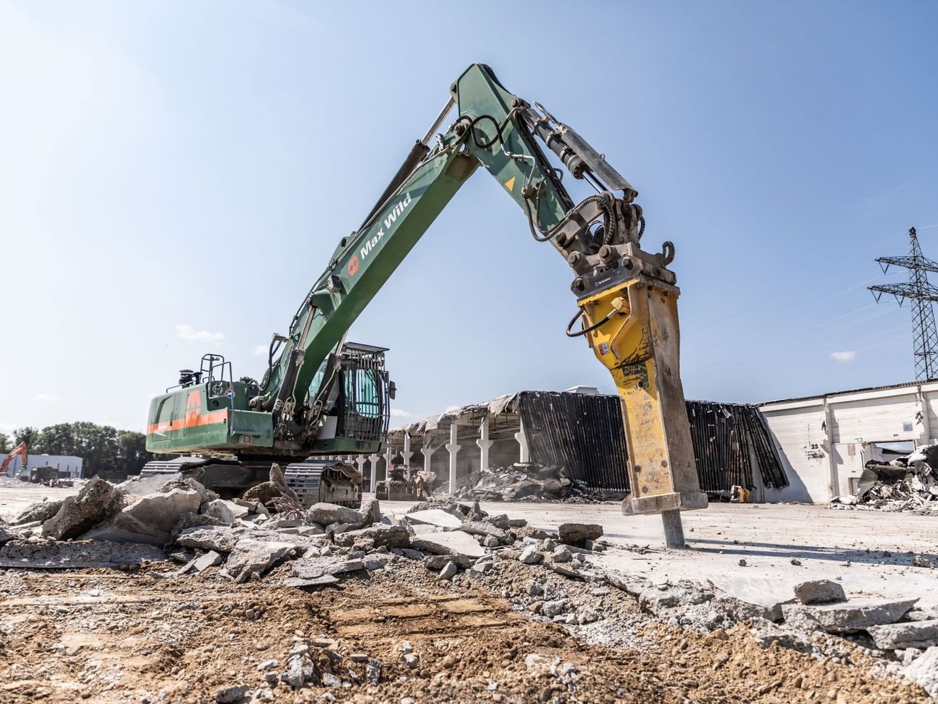Max Wild Ein Bagger auf einer Abbruch-Baustelle von Max Wild