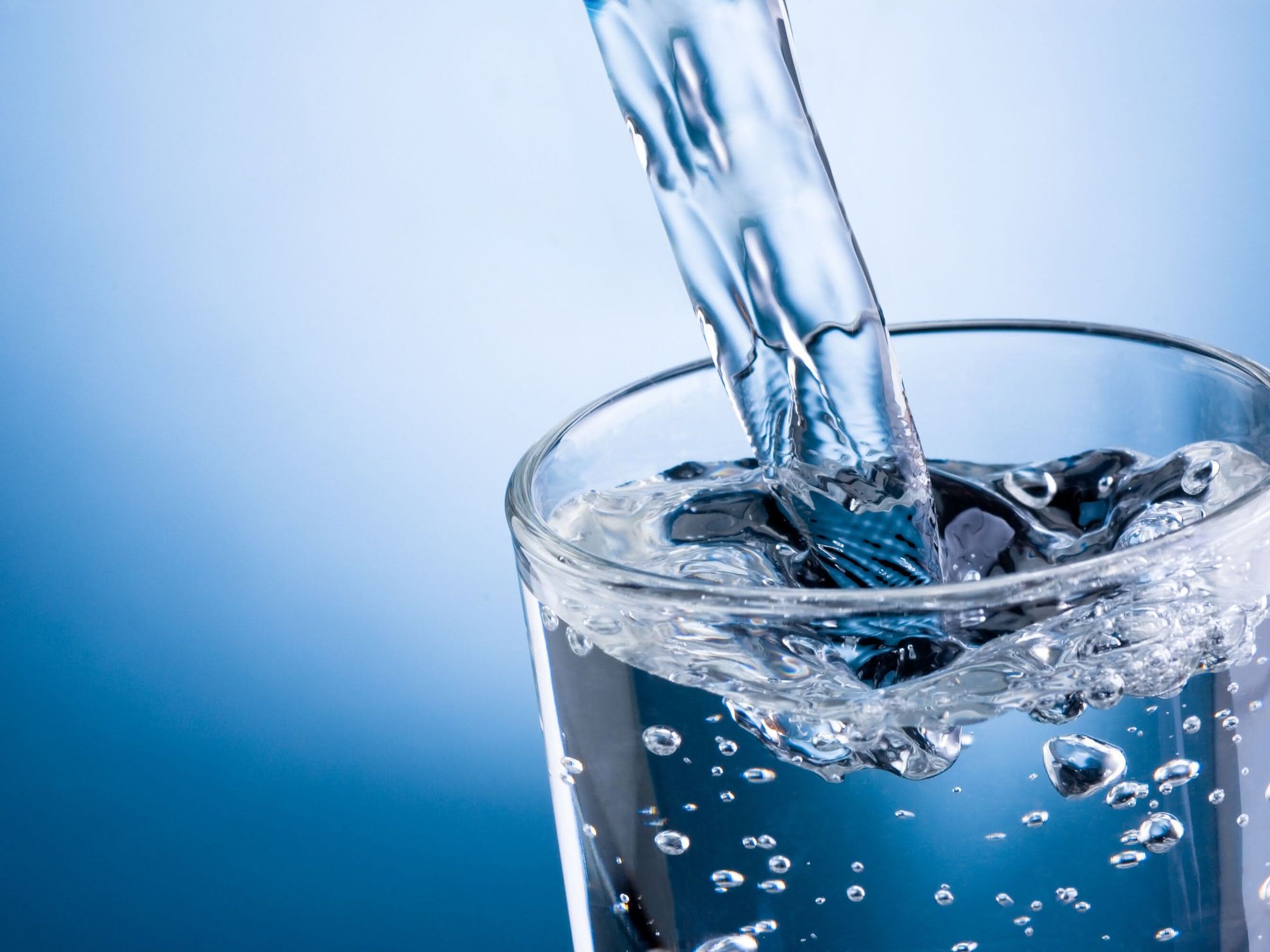 Blick auf Komponenten in der analytischen HPLC: PFAS in Trinkwasser bestimmen Wasser im Glas