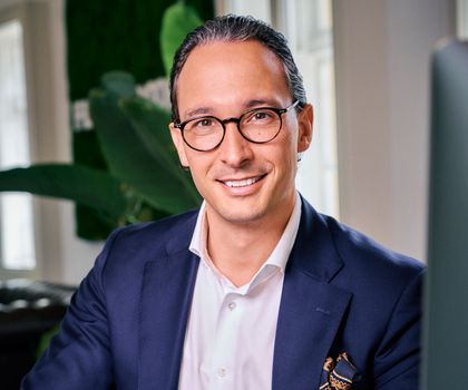 Dr. Hans-Christian Stockfisch Dr. Hans-Christian Stockfisch lächelt am Schreibtisch sitzend freundlich in die Kamera