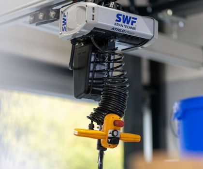 Intelligente Steuerhilfen: Neue Maßstäbe in Hebetechnik und Materialhandling Intelligente Steuerhilfen: Neue Maßstäbe in Hebetechnik und Materialhandling