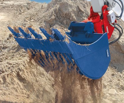 Lehnhoff-Sortierlöffel Ein blauer Lehnhoff-Sortierlöffel mit Sand beladen