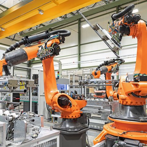 Hochautomatisierte Fertigungslinie bei MJ-Gerüst: Effiziente Rohrbearbeitung mit Automatisierung, Robotik und Präzisionstechnik von Schunk Robotergreifarme: Die Verkettung der Produktionsprozesse optimiert den Materialfluss.
