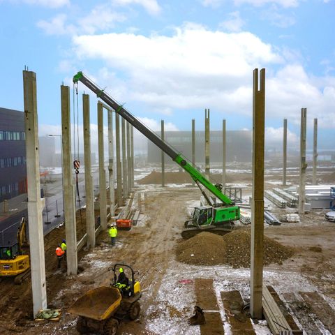 Der Kran von Sennebogen in Aktion auf der Baustelle