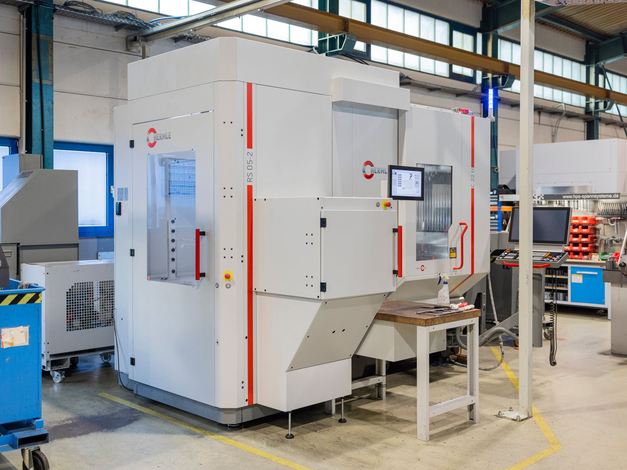 How FWM automates machining with software and robots from Hermle The C 22 U 5-axis machining center with adapted RS 05-2 robot system