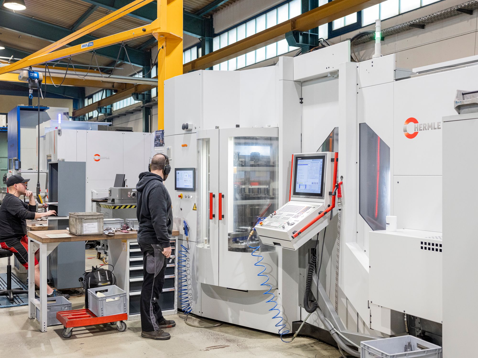 Thanks to hybrid workstations, the CNC milling cutters not only operate the machines, but also program them. Thanks to hybrid workstations, the CNC milling cutters not only operate the machines, but also program them.