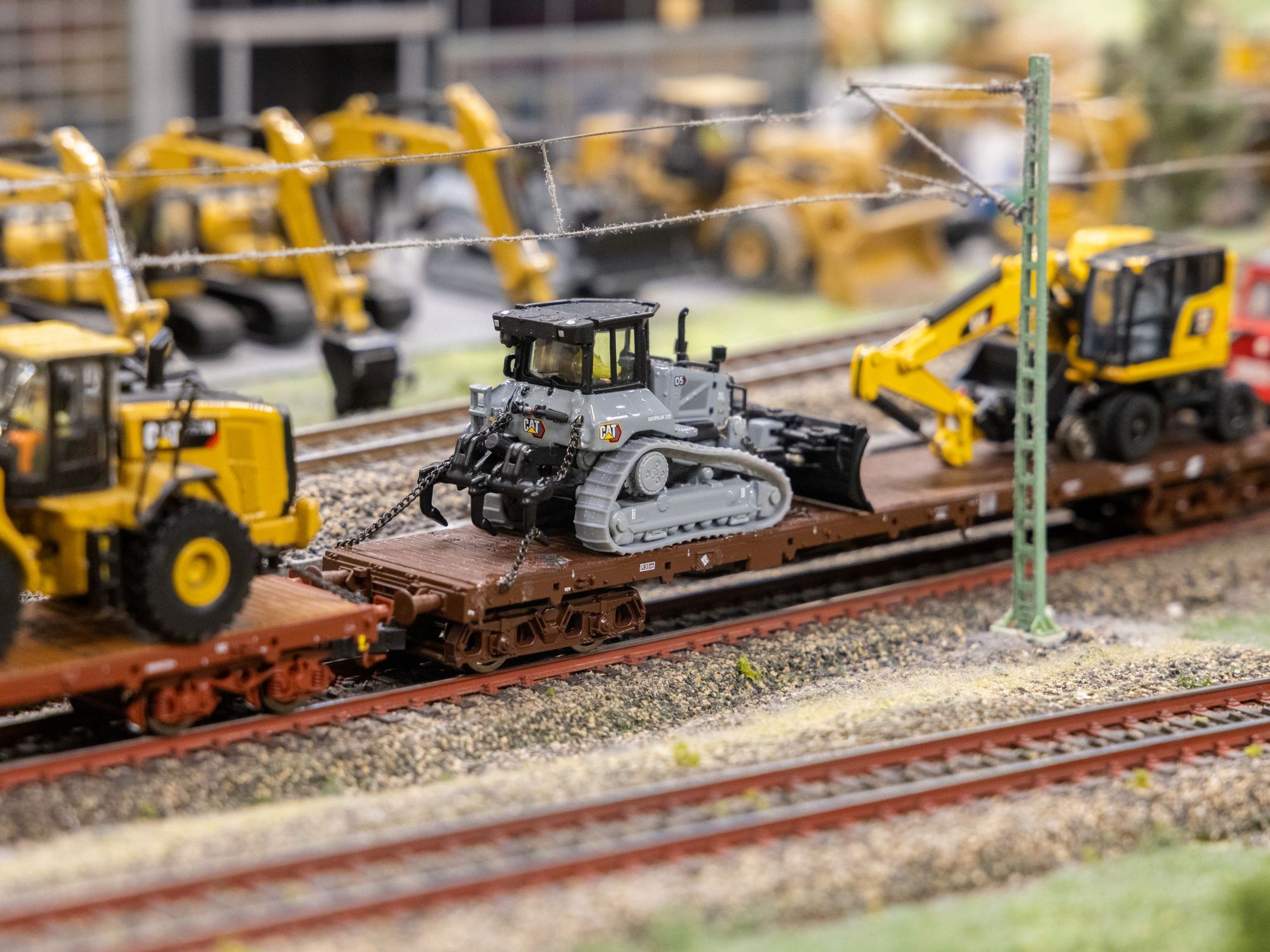 Selbst auf den Schienen im Miniatur Wunderland ist das hundertjährige Jubiläum von Caterpillar in Form der Sonderedition präsent.