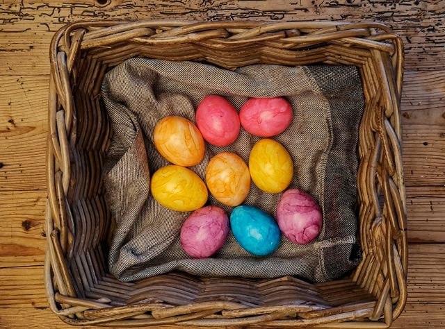 Wie sicher sind Eier Bunte Ostereier im Körbchen