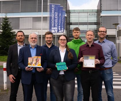 Biomarker minimalinvasiv messen: Hochschule Koblenz entwickelt Mini-Labor für die Haut Die Beteiligten der Forschungsgruppe zeigen modellhaft einen Querschnitt durch die Haut, ein vergrößertes Mikronadelpatch sowie Modelle der Patches in Originalgröße.