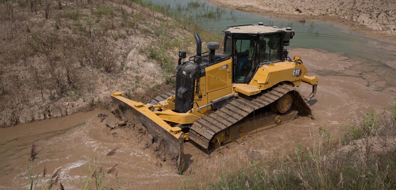 Zeppelin - immer auf den Einsatz zugeschnitten Ein Cat Dozer D6XE im Einsatz schiebt Material, um ein Planum herzustellen