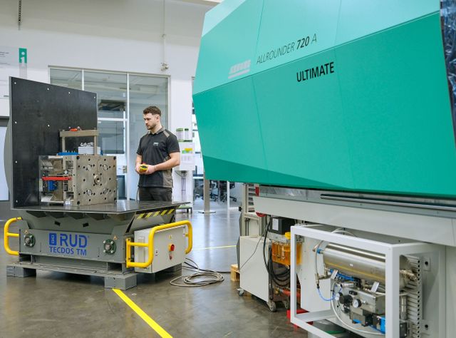 Arbeitssicherheit und Ergonomie bei Arburg: Tonnenschwere Drehungen binnen Sekunden Arbeitssicherheit und Ergonomie bei Arburg: Tonnenschwere Drehungen binnen Sekunden