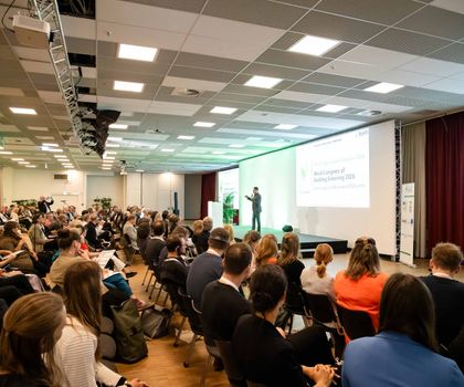 Voller Saal beim Weltkongress Gebäudegrün
