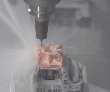 Hufschmied auf der Moulding Expo 2025: Drei Werkstoffe, drei Spezialwerkzeuge Hufschmied auf der Moulding Expo 2025: Drei Werkstoffe, drei Spezialwerkzeuge