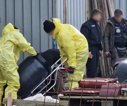 illegales Drogenlabor in Garage in Brandenburg gefunden Polizei und Zollfahndung sind bei einer groß angelegten Durchsuchungsaktion gegen eine kriminelle Bande auf einem Gehöft im Einsatz. Dabei stießen die Ermittler auf ein illegales Drogenlabor. Der Sprecher des Zollfahndungsamtes sprach von einem wichtigen Zufallsfund.
