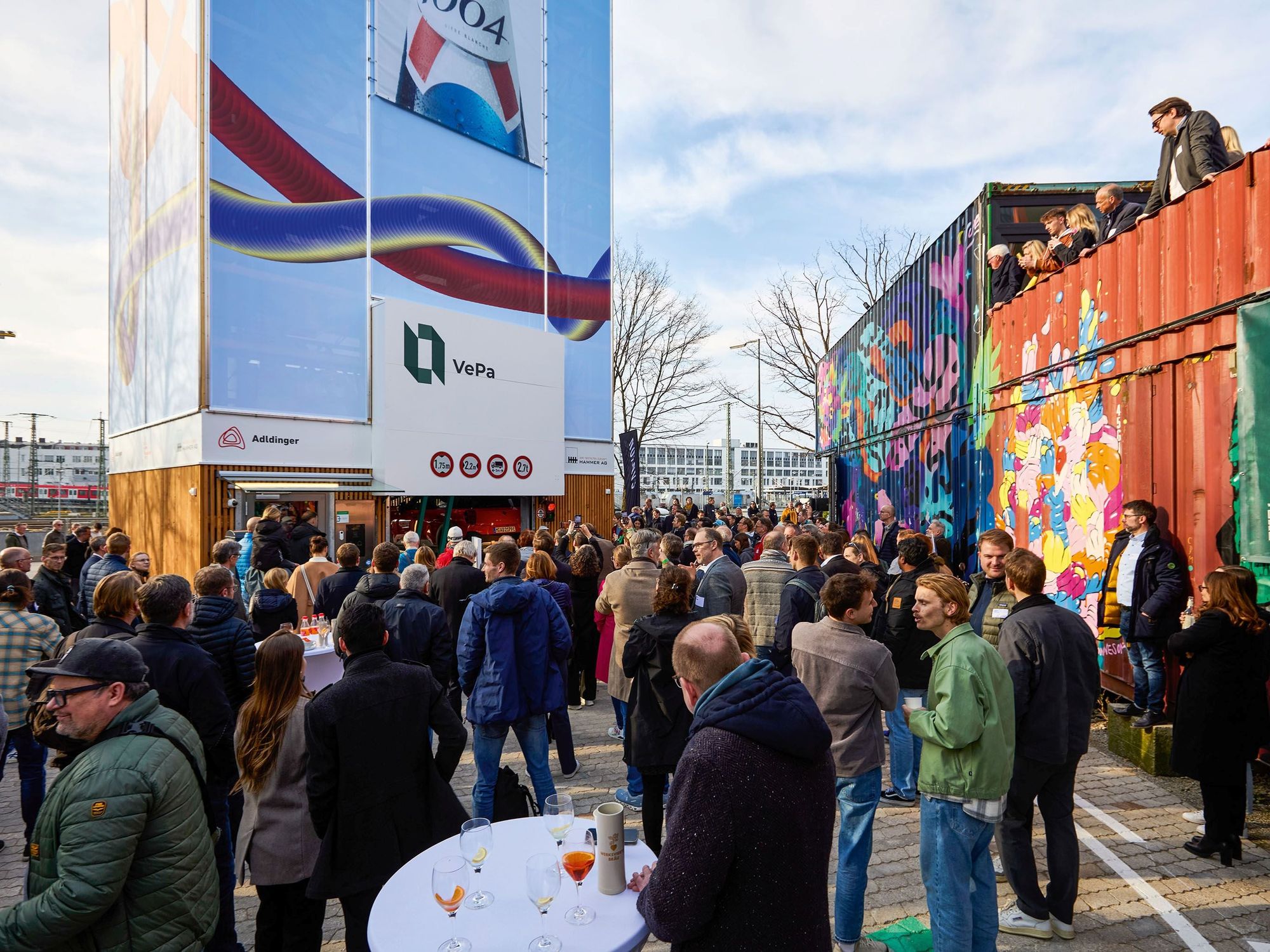 Eröffnungsfeier: Mit Bratwurst, Bier und Beats – so feierten über 200 Gäste aus der Mobilitäts- und Immobilienbranche die Einweihung des ersten öffentlichen Parkturms im Münchner Werksviertel.