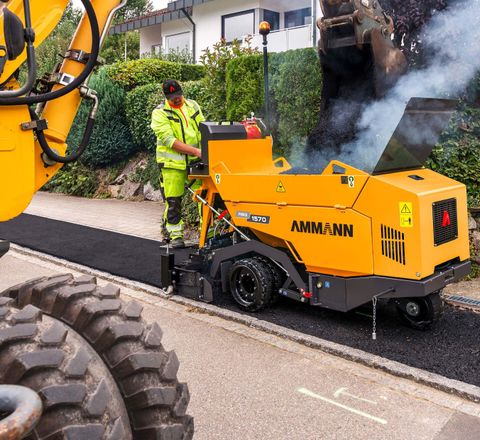 Ammann Tandemwalz Die neue Ammann Tandemwalze in gelber Lackierung im Einsatz