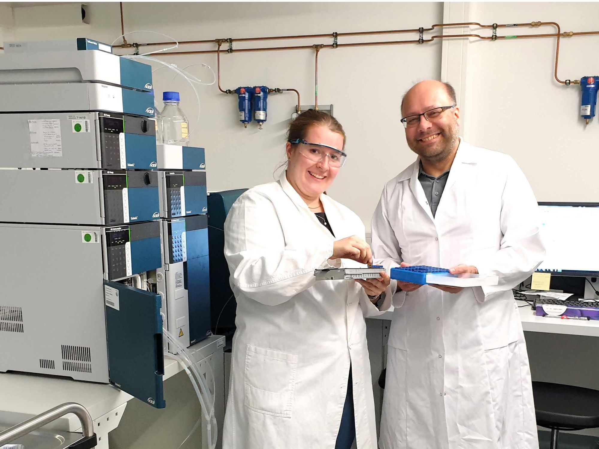 Sonja Maria Fröhlich und Dr. Andreas Dunkel im Labor. Sonja Maria Fröhlich und Dr. Andreas Dunkel im Labor.