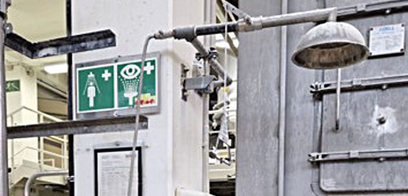 Sicherheitsnotduschen und Trinkwasserhygiene - Sicherheit im Labor Notdusche