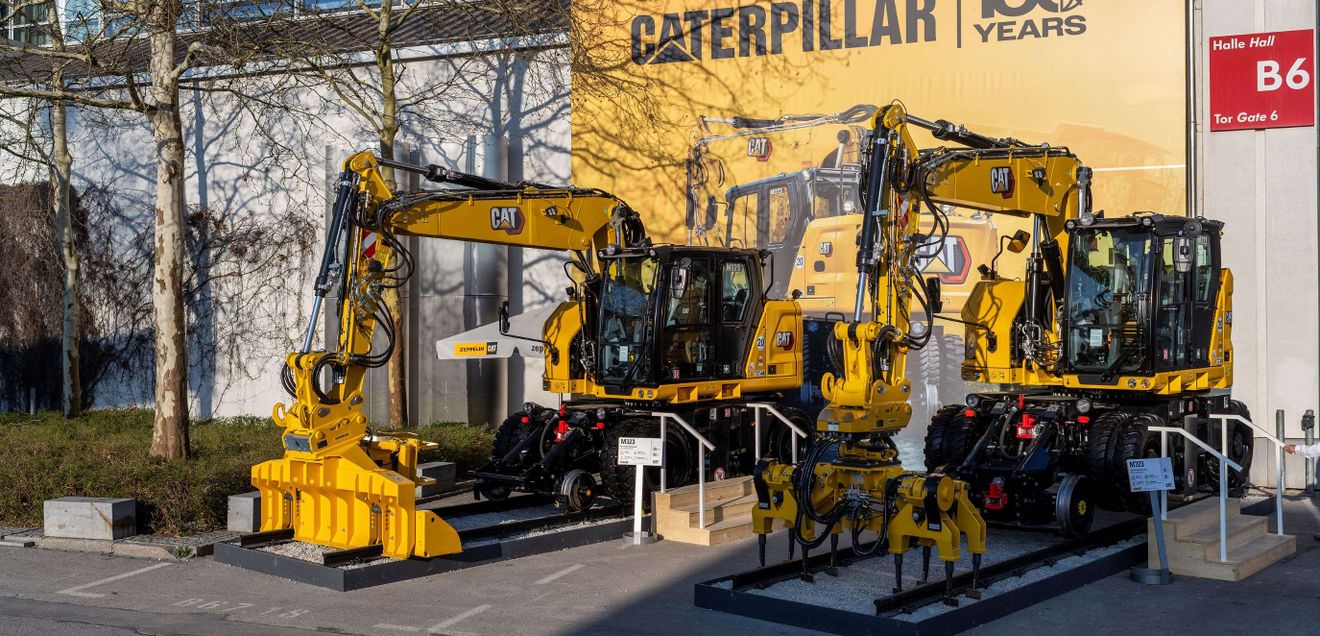 Über 50 Exponate, darunter 17 Produktneuheiten wie eine neue Generation des Cat Zweiwegebaggers M323 oder Upgrades von Caterpillar, führten zur intensiven Nachfrage und zu Verkaufsgesprächen am Messestand. Über 50 Exponate, darunter 17 Produktneuheiten wie eine neue Generation des Cat Zweiwegebaggers M323 oder Upgrades von Caterpillar, führten zur intensiven Nachfrage und zu Verkaufsgesprächen am Messestand.