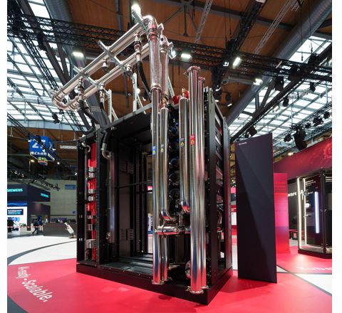 Ein komplettes Rechenzentrums-Modul für KI-Anwendungen, in dem wasserbasierte Kühltechnik, Server-Racks und Stromverteilung eingebaut sind. Ein komplettes Rechenzentrums-Modul für KI-Anwendungen, in dem wasserbasierte Kühltechnik, Server-Racks und Stromverteilung eingebaut sind.