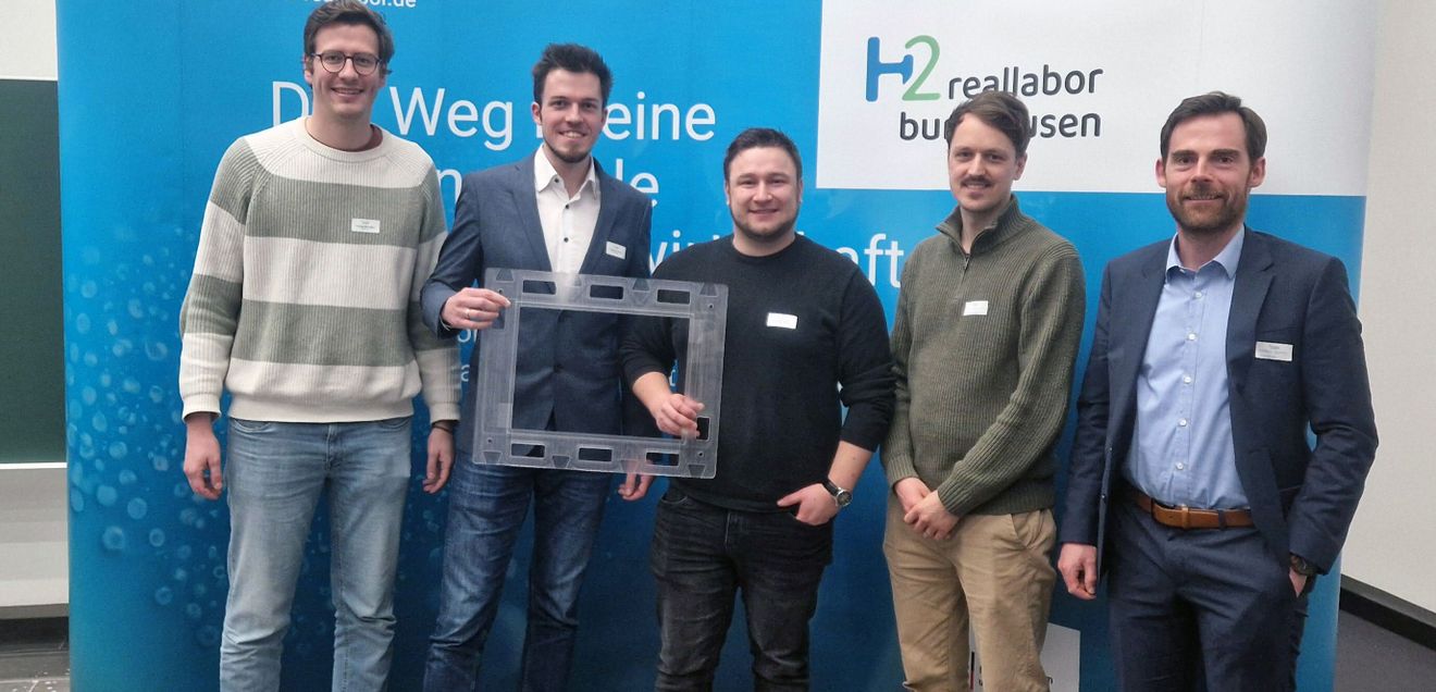 Die Vertreter des Rohrdorfer Net Zero Emission-Teams Die Vertreter des Rohrdorfer Net Zero Emission-Teams lächeln auf dem Gruppenbild freundlich in die Kamera