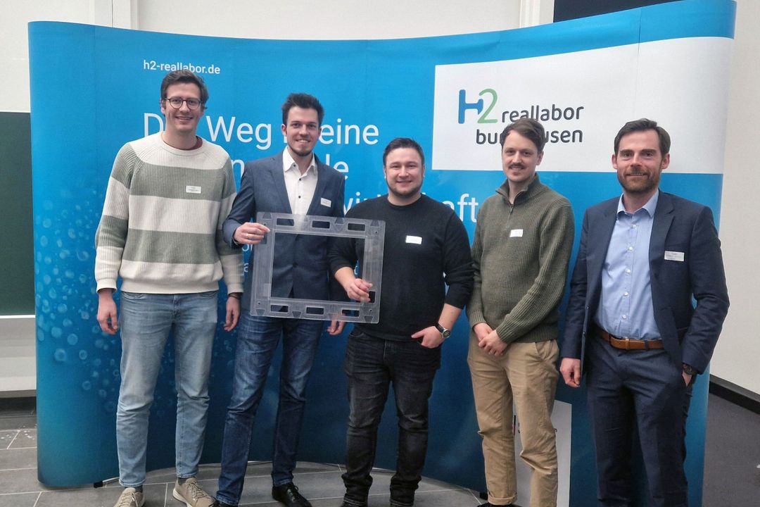 Die Vertreter des Rohrdorfer Net Zero Emission-Teams lächeln auf dem Gruppenbild freundlich in die Kamera