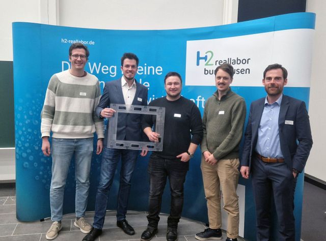 Die Vertreter des Rohrdorfer Net Zero Emission-Teams lächeln auf dem Gruppenbild freundlich in die Kamera
