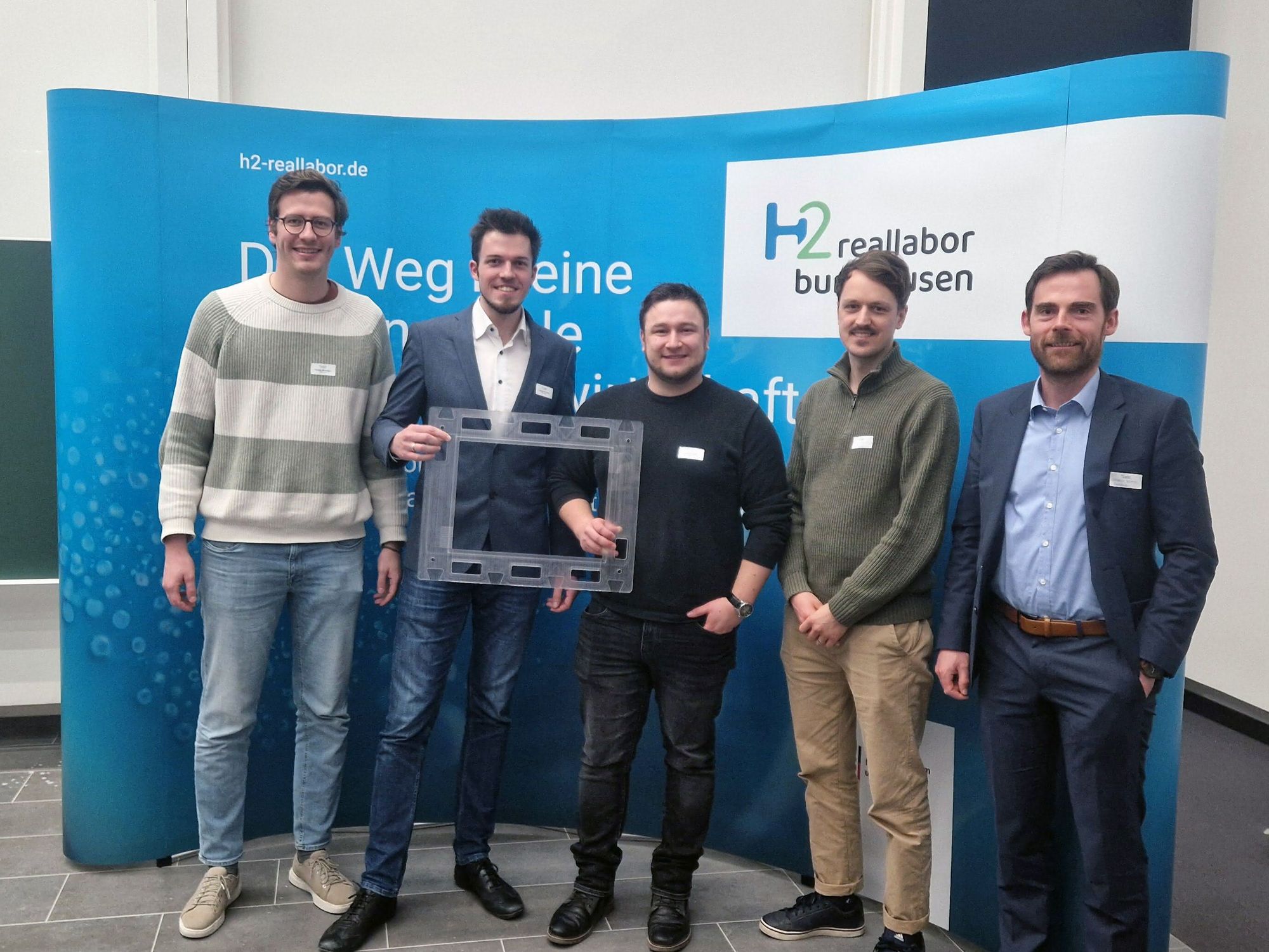 Die Vertreter des Rohrdorfer Net Zero Emission-Teams lächeln auf dem Gruppenbild freundlich in die Kamera