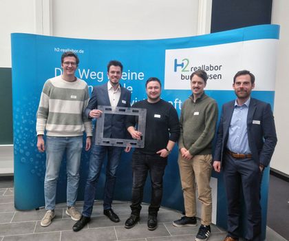 Die Vertreter des Rohrdorfer Net Zero Emission-Teams Die Vertreter des Rohrdorfer Net Zero Emission-Teams lächeln auf dem Gruppenbild freundlich in die Kamera