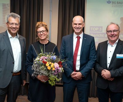 Katia-Julia Rostek zur stellvertretenden Hauptgeschäftsführerin der BG BAU gewählt Katia-Julia Rostek mit anderen Vertretern der BG Bau
