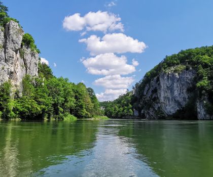 PFAS sind auch in der Donau zu finden Flusswasser der Donau Foto