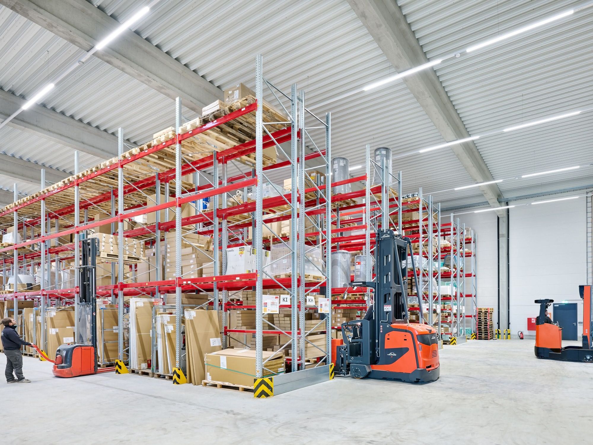 Schmalgangstapler: Ergonomisch unterwegs in 7 Meter Höhe
