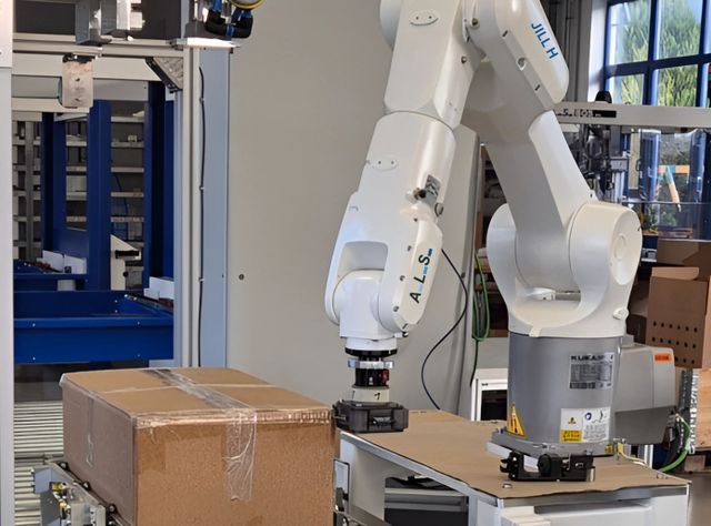 ALS auf der Logimat 2025: Roboter öffnet Karton ALS auf der Logimat 2025: Roboter öffnet Karton