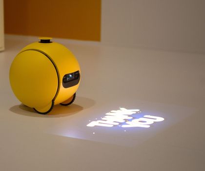Samsung demonstriert am Rande der Technik-Messe CES den Haushalts-Roboter Ballie AI. Er kann mit Menschen kommunizieren und hat einen Projektor. Samsung demonstriert am Rande der Technik-Messe CES den Haushalts-Roboter Ballie AI. Er kann mit Menschen kommunizieren und hat einen Projektor.