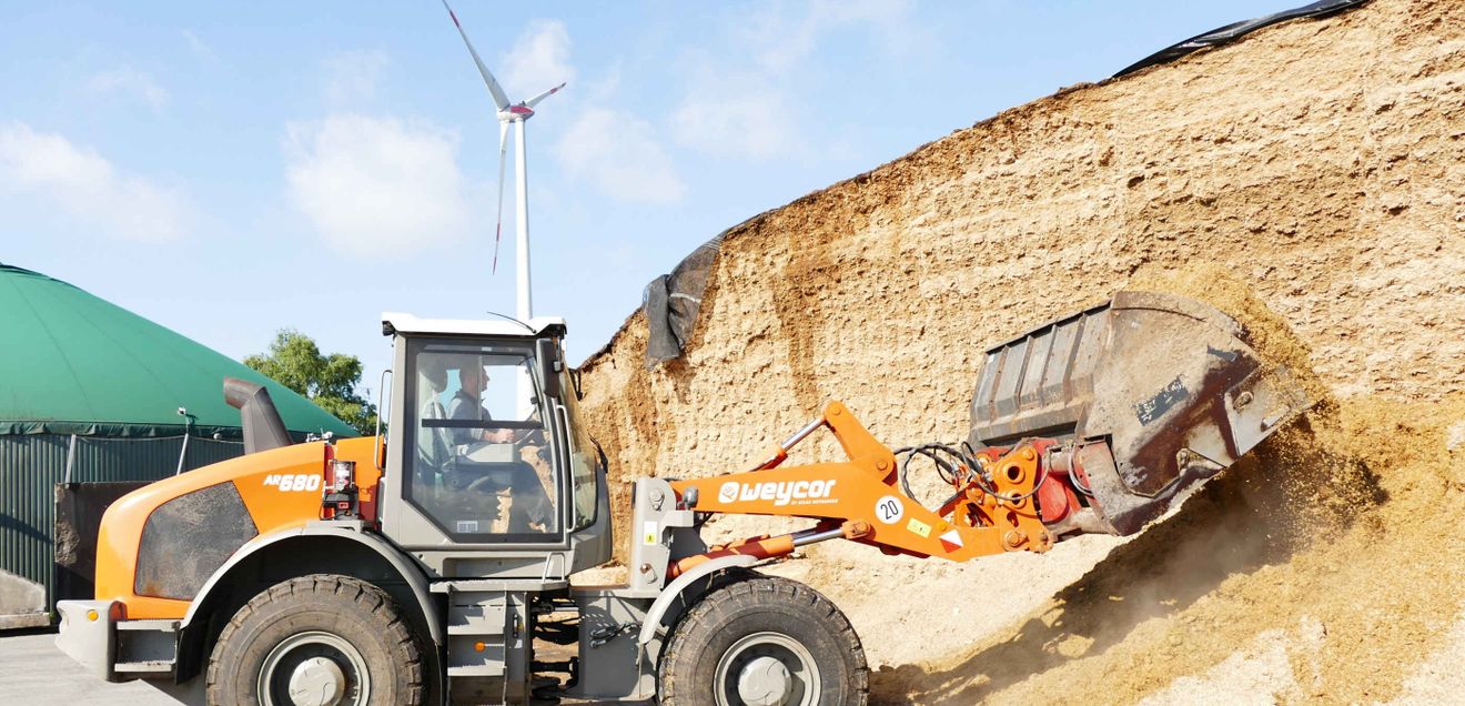 Weycor AR 680: Kraftvoller Radlader für vielseitigen Einsatz Ein Weycor AR680 Radlader lädt mit seiner Schaufel Material auf
