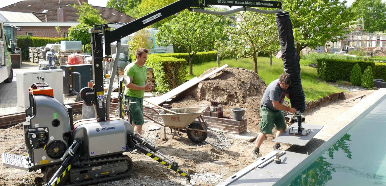 Optimas präsentiert Weltneuheit auf zwei Messen Arbeiter setzen mithilfe des PaveJets S24 Pflasterplatten an einem Pool