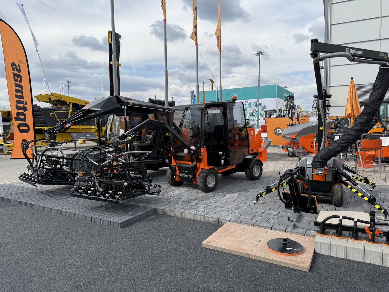 Optimas macht das Arbeiten leichter: Neueste Verlegetechnik auf der Tiefbau Live Optimas macht das Arbeiten leichter: Neueste Verlegetechnik auf der Tiefbau Live