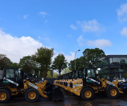Familienunternehmen Bernemann erneuert Fuhrpark mit Flotte von 30 Cat Radladern 908 Einheitliche Flagge bei Kompakten