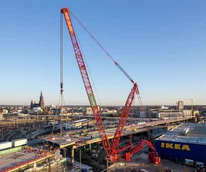 Raupenkran Ein roter Raupenkran LR 11000 von Liebherr im Einsatz auf der Baustelle.