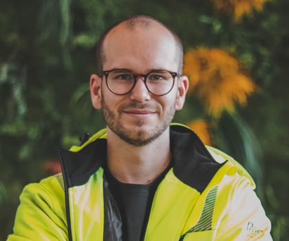 Oliver Eischet ist Geschäftsführer von Specter Automation. Auf dem Bild trägt er eine neongrüne Arbeitsjacke mit Reflektoren