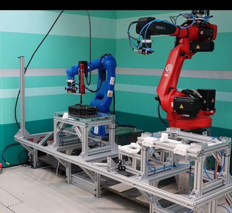Prototyp von zwei Montagezellen mit gleicher Werkzeugaufnahme am Roboter und gleicher Vorrichtungsaufnahme. Prototyp von zwei Montagezellen mit gleicher Werkzeugaufnahme am Roboter und gleicher Vorrichtungsaufnahme.