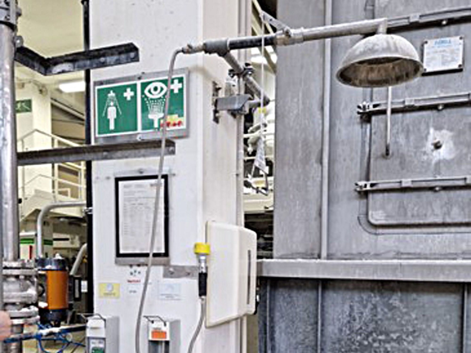 Sicherheitsnotduschen und Trinkwasserhygiene - Sicherheit im Labor Notdusche