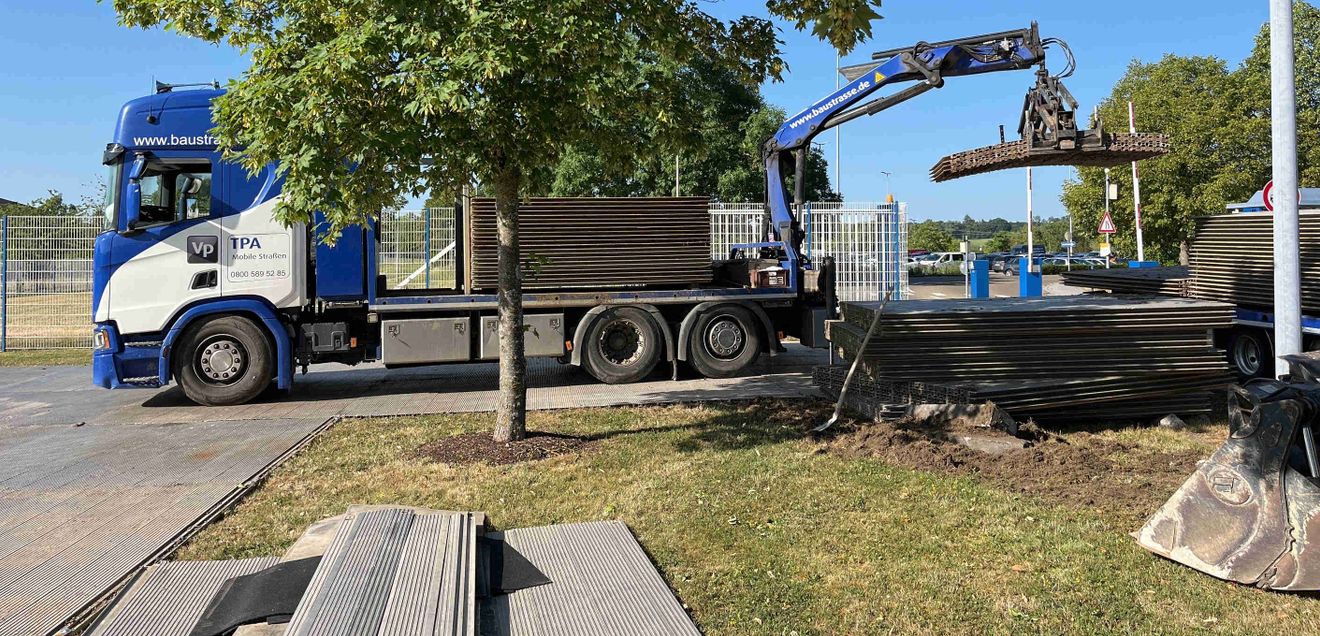 Ein LKW-Mobilkran liefert Alupanel für die Baustelle von Leonhard Weiss und PRocter & Gamble an