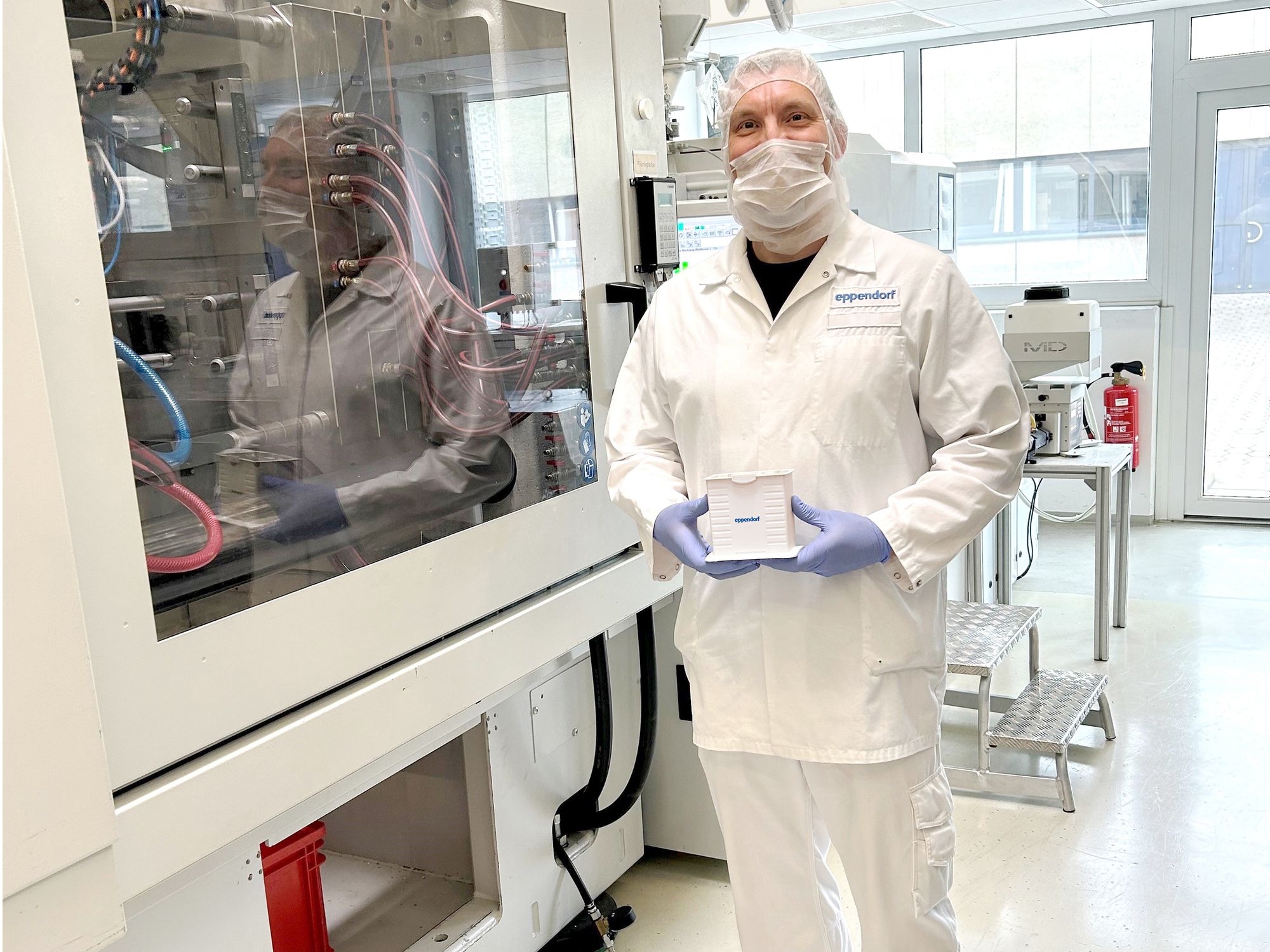 Einweg-Rack aus Rezyklat Eppendorf-Mitarbeiter zeigt Einweg-Rack aus Rezyklat