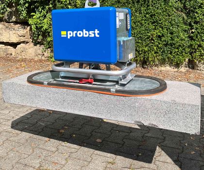 Ein Steinmagnet SM-1200 von Probst hebt eine schwere Steinplatte